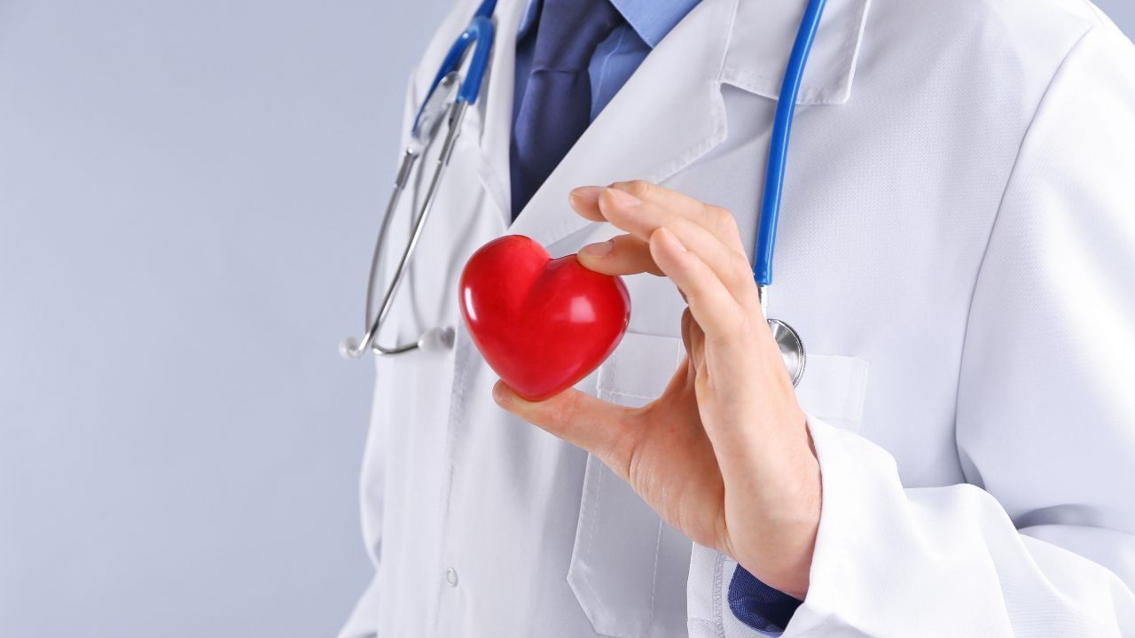 હૃદય સ્વાસ્થ્યમાં સુધારો: એલચીનું પાણી એન્ટીઑકિસડન્ટ અને પોટેશિયમથી ભરપૂર હોય છે, જે હૃદયના સ્વાસ્થ્ય માટે જરૂરી છે. એન્ટીઑકિસડન્ટ ઓક્સિડેટીવ તણાવ સામે લડવામાં મદદ કરે છે, હૃદય રોગનું જોખમ ઘટાડે છે. પોટેશિયમ બ્લડ પ્રેશરને નિયંત્રિત કરવામાં પણ મદદ કરે છે. આમ, એલચીનું પાણી હૃદયના સ્વાસ્થ્ય અને બ્લડ પ્રેશર જાળવવામાં મદદ કરે છે.