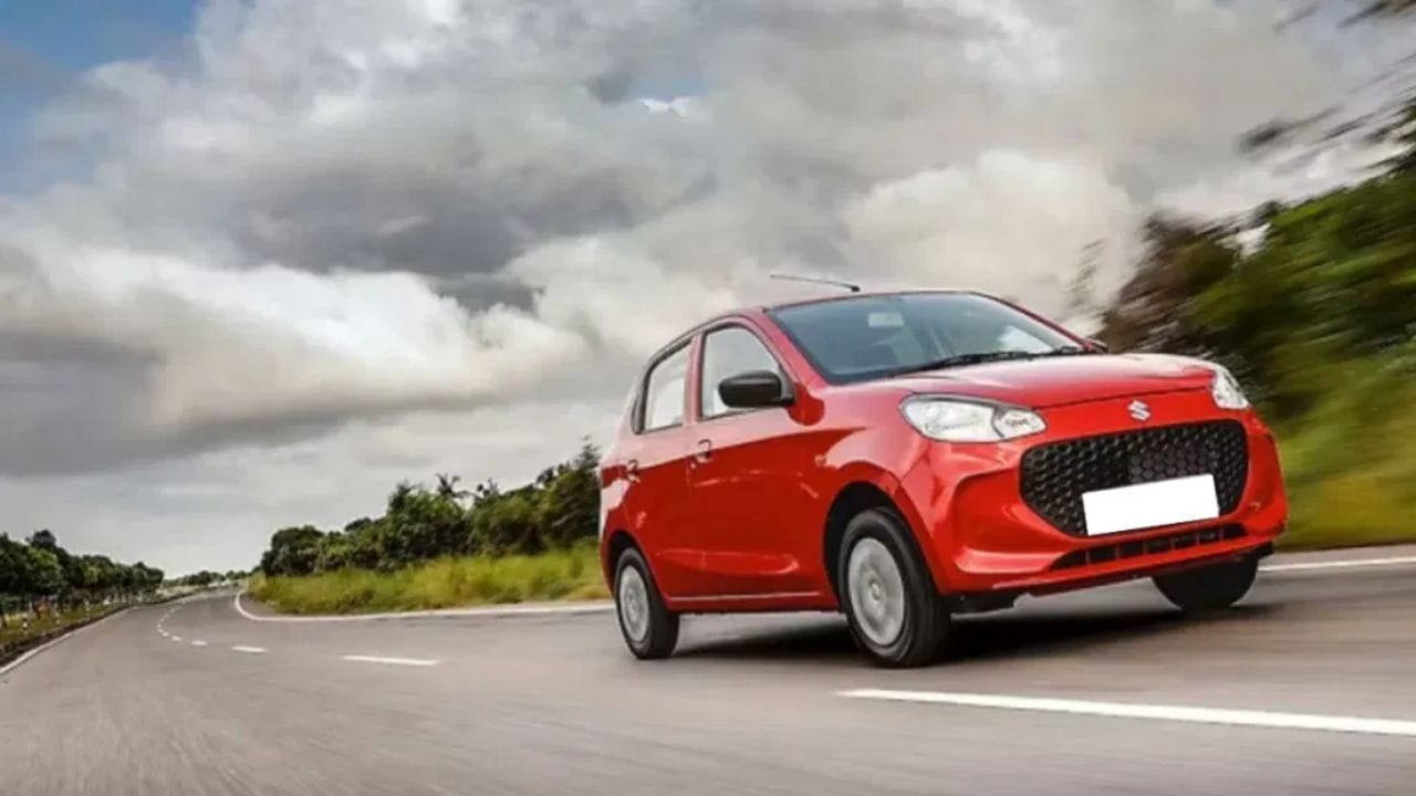 Alto K10 એક બજેટ ફ્રેન્ડલી એન્ટ્રી-લેવલ કાર છે. તેમાં CNG ઓપ્શન પણ ઉપલબ્ધ છે. Std(O) વેરિઅન્ટની ઓન-રોડ કિંમત રૂ. 4.70 લાખ, LXi(O) વેરિઅન્ટ રૂ. 5.52 લાખ અને VXi(O) વેરિઅન્ટ રૂ. 5.85 લાખ છે. જો તમે Std(O) વેરિઅન્ટ માટે રૂ. 1 લાખનું ડાઉન પેમેન્ટ કરો છો, તો તમારે આગામી 5 વર્ષ માટે રૂ. 7,862 ની EMI ચૂકવવી પડશે.