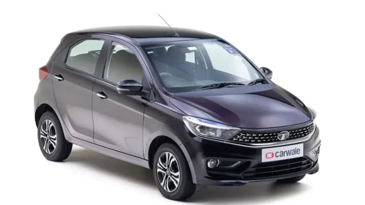 ટાટા ટિયાગોની ઓન-રોડ કિંમત 5.58 લાખ રૂપિયાથી 9.63 લાખ રૂપિયા સુધીની છે. તેના XE વેરિઅન્ટની કિંમત 5 લાખ 58 હજાર રૂપિયા છે. જો તમે તેને ખરીદતી વખતે 1 લાખ રૂપિયાનું ડાઉન પેમેન્ટ કરો છો અને બાકીની રકમ EMI તરીકે ચૂકવવા માંગો છો, તો તમારે 5 વર્ષ માટે દર મહિને 9,733 રૂપિયા ચૂકવવા પડશે.