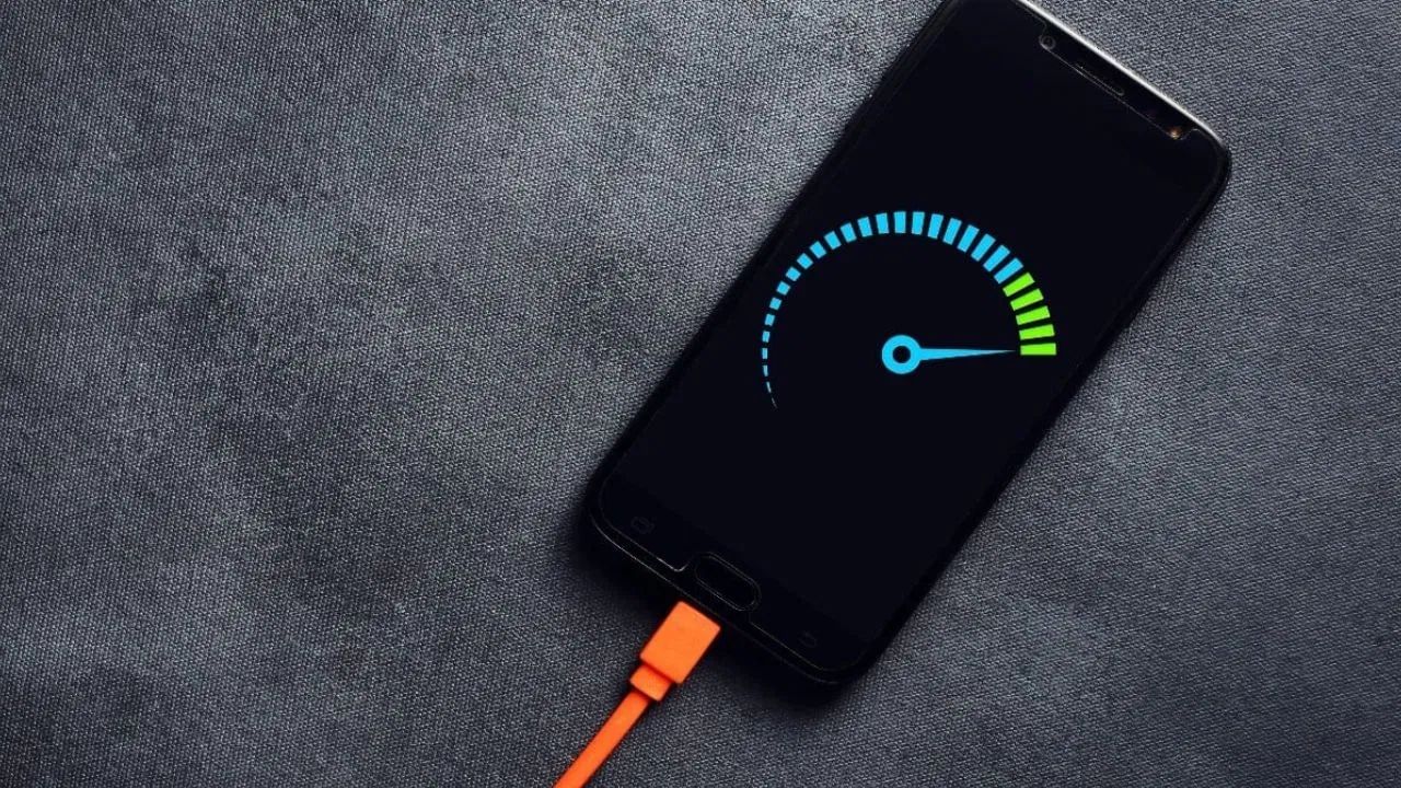 ચાર્જ કરતી વખતે તમારા સ્માર્ટફોન પરની બધી બેકગ્રાઉન્ડ એપ્સ બંધ કરો. આનાથી ફોન ઝડપથી ચાર્જ થશે. જો તમારા સ્માર્ટફોનની બેટરી જૂની હોય તો તે પણ એક કારણ છે કે, તમારો મોબાઈલ ધીમે ધીમે ચાર્જ થઈ રહ્યો છે.