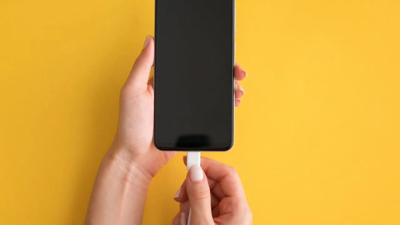 જો તમે ચાર્જિંગ દરમિયાન એરપ્લેન મોડનો ઉપયોગ ન કરી શકતા હોવ, તો બ્લૂટૂથ, વાઇ-ફાઇ અને ડેટા બંધ કરો. ખરાબ એડેપ્ટરને કારણે ચાર્જિંગ ક્યારેક ધીમું થઈ શકે છે. આથી, જો તમારો ફોન ધીમે ધીમે ચાર્જ થઈ રહ્યો છે, તો એડેપ્ટર તપાસો.