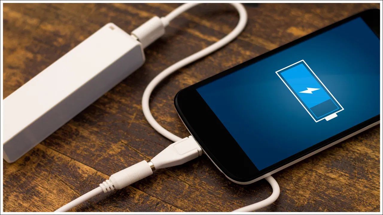 સ્માર્ટફોન 'સ્લો ચાર્જ' થાય તેની પાછળ ઘણા કારણો હોઈ શકે છે, જેમાં ખોટા ચાર્જરનો ઉપયોગ, બેકગ્રાઉન્ડમાં ચાલતી એપ્લિકેશનો, પોર્ટમાં જમા થયેલ ગંદકી અથવા જૂની બેટરીનો સમાવેશ થાય છે. જો તમારો સ્માર્ટફોન પણ ધીમે ધીમે ચાર્જ થઈ રહ્યો છે, તો તમે કેટલીક પદ્ધતિઓ અપનાવીને આ સમસ્યાને ઉકેલી શકો છો.