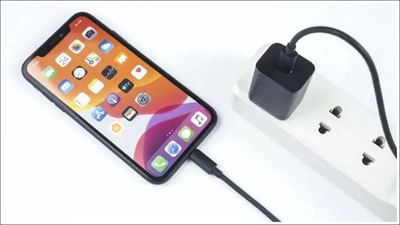 મ્યુઝિક સાંભળવા અને ફિલ્મો જોવાથી લઈને ઓનલાઈન ખરીદી કરવી તેમજ પેમેન્ટ કરવા સુધી, ઘણા બધા કામ હવે સ્માર્ટફોનનો ઉપયોગ કરીને કરવામાં આવે છે. જો કે, લોકો ઘણીવાર સ્માર્ટફોન પર ચાર્જિંગ ધીમું થાય છે તેવી સમસ્યાનો સામનો કરે છે. આ સમસ્યા નવા અને જૂના બંને ફોનમાં થઈ શકે છે.