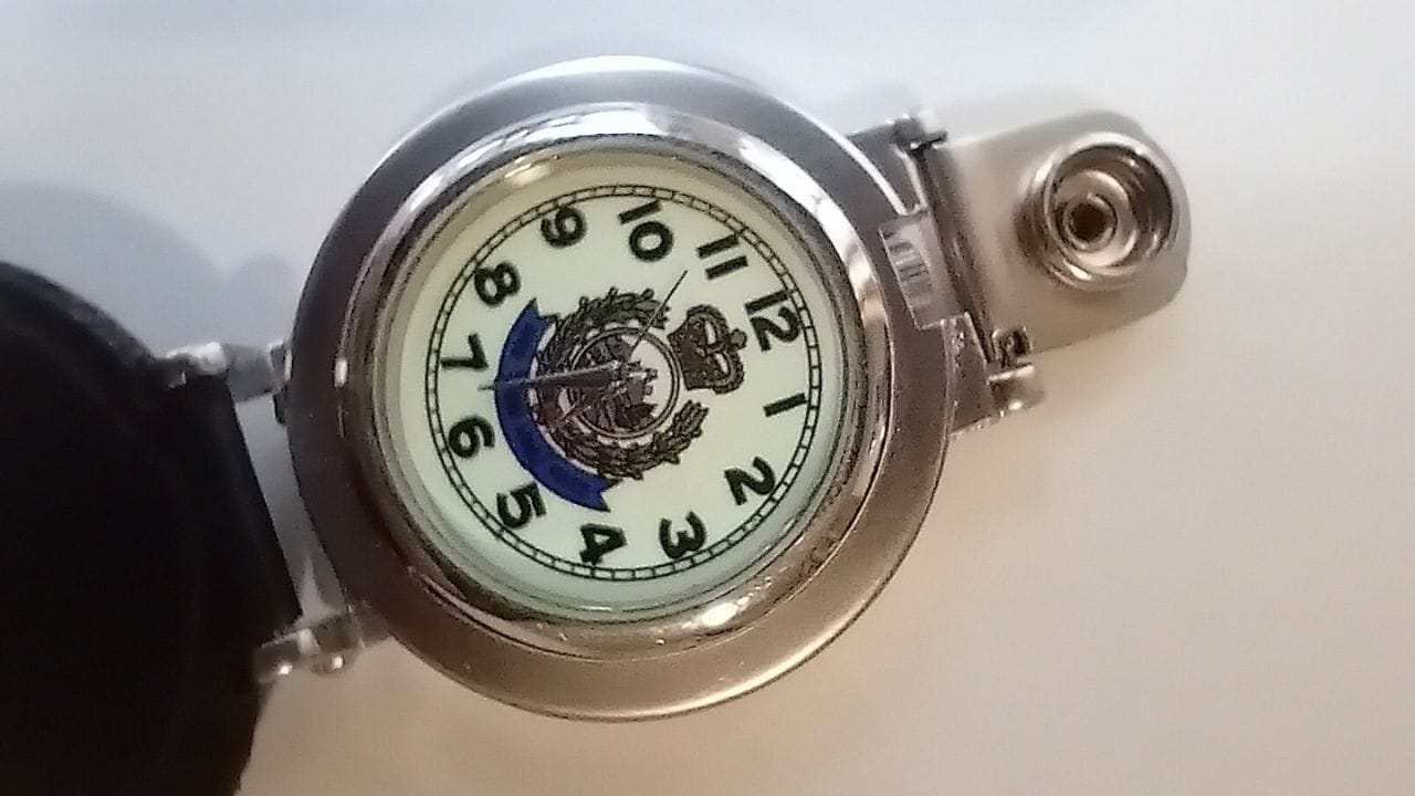 ઘરમાં ક્યારેય બંધ ઘડિયાળ ન રાખવી જોઈએ. એવું કહેવાય છે કે તે તમારા સમય પર પણ નકારાત્મક અસર કરે છે.