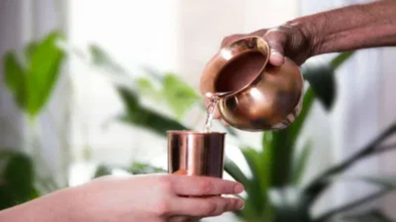 ત્વચાની ચમક વધારે: આ પાણી શરીરમાંથી ઝેરી તત્વો દૂર કરીને ત્વચાને સ્વચ્છ અને ચમકદાર બનાવે છે.