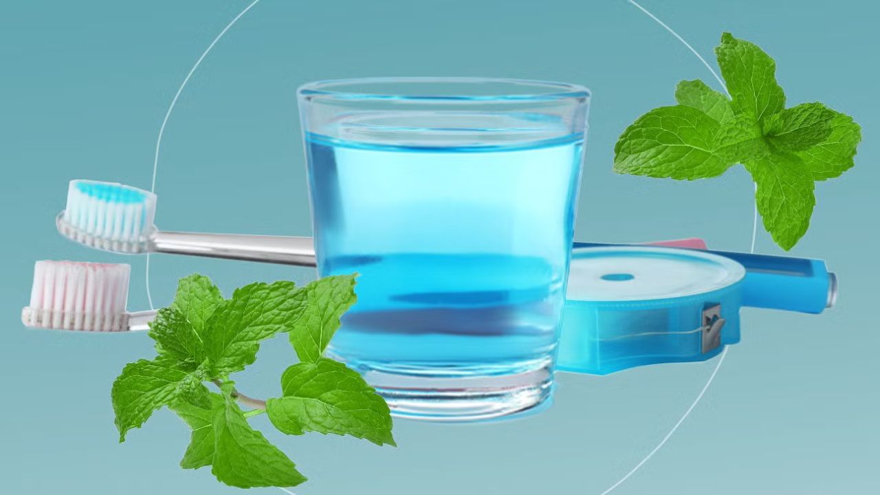 માઉથવોશના ફાયદા: ખરાબ શ્વાસથી રાહત: માઉથવોશ તાત્કાલિક તાજગી આપે છે અને ખરાબ શ્વાસ ઘટાડે છે. બેક્ટેરિયા ઘટાડે છે: એન્ટીબેક્ટેરિયલ માઉથવોશ થોડા સમય માટે બેક્ટેરિયાના વિકાસને ઘટાડે છે. પેઢાને સ્વસ્થ રાખવામાં મદદ કરે છે: કેટલાક માઉથવોશ પેઢાના સોજા અને રક્તસ્ત્રાવને ઘટાડવામાં મદદ કરી શકે છે. પોલાણ સામે રક્ષણ: ફ્લોરાઇડ માઉથવોશ પોલાણને રોકવામાં મદદ કરી શકે છે.