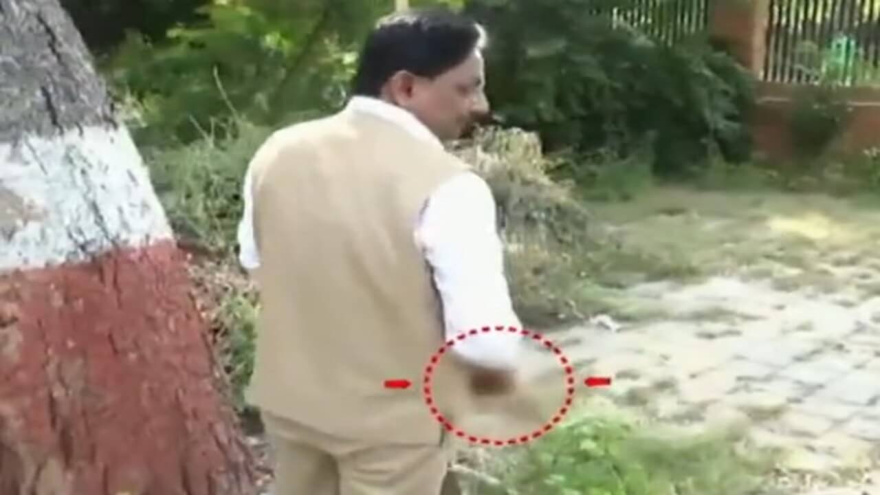 દારૂબંધીને વરેલા ગુજરાતમાં, યુનિવર્સિટીના સફાઈ અભિયાન સમયે આરોગ્ય પ્રધાન ઋષિકેશ પટેલને મળી દારુની ખાલી બોટલ, જુઓ વીડિયો