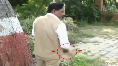 દારૂબંધીને વરેલા ગુજરાતમાં, યુનિવર્સિટીના સફાઈ અભિયાન સમયે આરોગ્ય પ્રધાન ઋષિકેશ પટેલને મળી દારુની ખાલી બોટલ, જુઓ વીડિયો