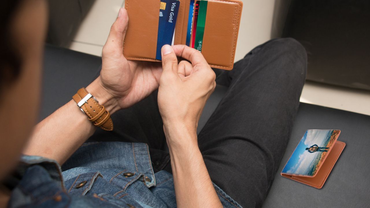 આજકાલ છેતરપિંડી એટલી બધી વધી ગઈ છે કે લોકો મૃતકના પ્રમાણપત્રો, મતદાર ઓળખ કાર્ડ વગેરેનો ઉપયોગ કરી રહ્યા છે. તેથી, અન્ય લોકોને છેતરપિંડીથી બચાવવા માટે તમારા સંબંધી અથવા પ્રિયજનના મહત્વપૂર્ણ દસ્તાવેજોને સમયસર બ્લોક કરવા ખૂબ જ મહત્વપૂર્ણ છે. (photo : canva)