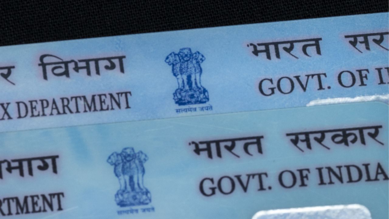 મૃત્યુ પામેલી વ્યક્તિનું પાન કાર્ડ તમે ઈન્કમ ટેક્સ વિભાગનો સંપર્ક કરી બ્લોક કરાવી શકો છો. તમારી પાસે કેટલાક જરુરી ડોક્યુમેન્ટ જેમ કે, મૃત્યુ પ્રમાણપત્ર અને વ્યક્તિનું આધાર કાર્ડ હોવું જરૂરી છે. હવે, આવકવેરા વિભાગને PAN કોડ આપો જેથી તેઓ તેને બ્લોક કરી શકે અને દુરુપયોગ અટકાવી શકે.