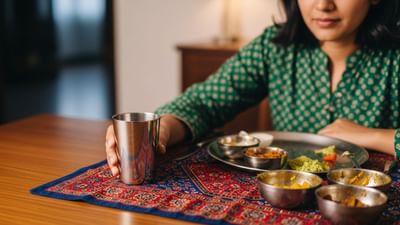 આપણે બધા બાળપણથી સાંભળતા આવ્યા છીએ કે ખાધા પછી તરત જ પાણી ન પીવું જોઈએ. કારણ કે તે પાચનક્રિયા નબળી પાડે છે. પરંતુ સત્ય શું છે? શું ખાધા પછી તરત જ પાણી પીવું ખરેખર હાનિકારક છે ?