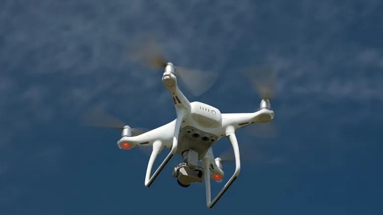 ડ્રોનના મામલામાં તુર્કીએ ઝડપી પ્રગતિ કરીને લોકોને આશ્ચર્યચકિત કરી દીધા છે. તુર્કીનું બાયરાક્ટાર TB2 ડ્રોન ખૂબ જ ફેમસ છે અને હવે તે ઘણા દેશોમાં એક્સપોર્ટ થઈ રહ્યું છે. તુર્કી સૌથી મોટા લશ્કરી ડ્રોન કાફલામાં (1,421) બીજા ક્રમે આવે છે અને પોતાને 'ગ્લોબલ ડ્રોન પાવર' તરીકે સ્થાપિત કરી રહ્યું છે.