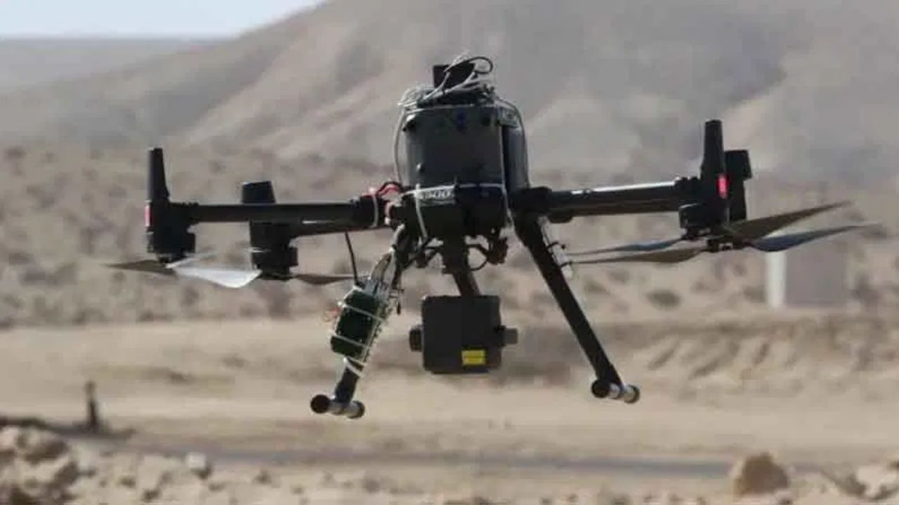 મીડિયા રિપોર્ટસ અનુસાર, યુનાઇટેડ સ્ટેટ્સ (US) પાસે વિશ્વના સૌથી મોટા લશ્કરી ડ્રોનના કાફલા છે. નોંધનીય છે કે, યુએસ પાસે 13,000 થી વધુ ડ્રોન છે. આમાંથી ઘણા RQ-11 રેવેન્સ છે. આ સાથે MQ-9 રીપર, MQ-1C ગ્રે ઇગલ અને RQ-4 ગ્લોબલ હોક જેવી એડવાન્સ ટેકનોલોજીવાળા ઘાતક ડ્રોન છે. સરળ શબ્દોમાં કહીએ તો, સંખ્યા અને ટેકનોલોજી બંનેની દ્રષ્ટિએ યુએસનો કોઈ મુકાબલો નથી.