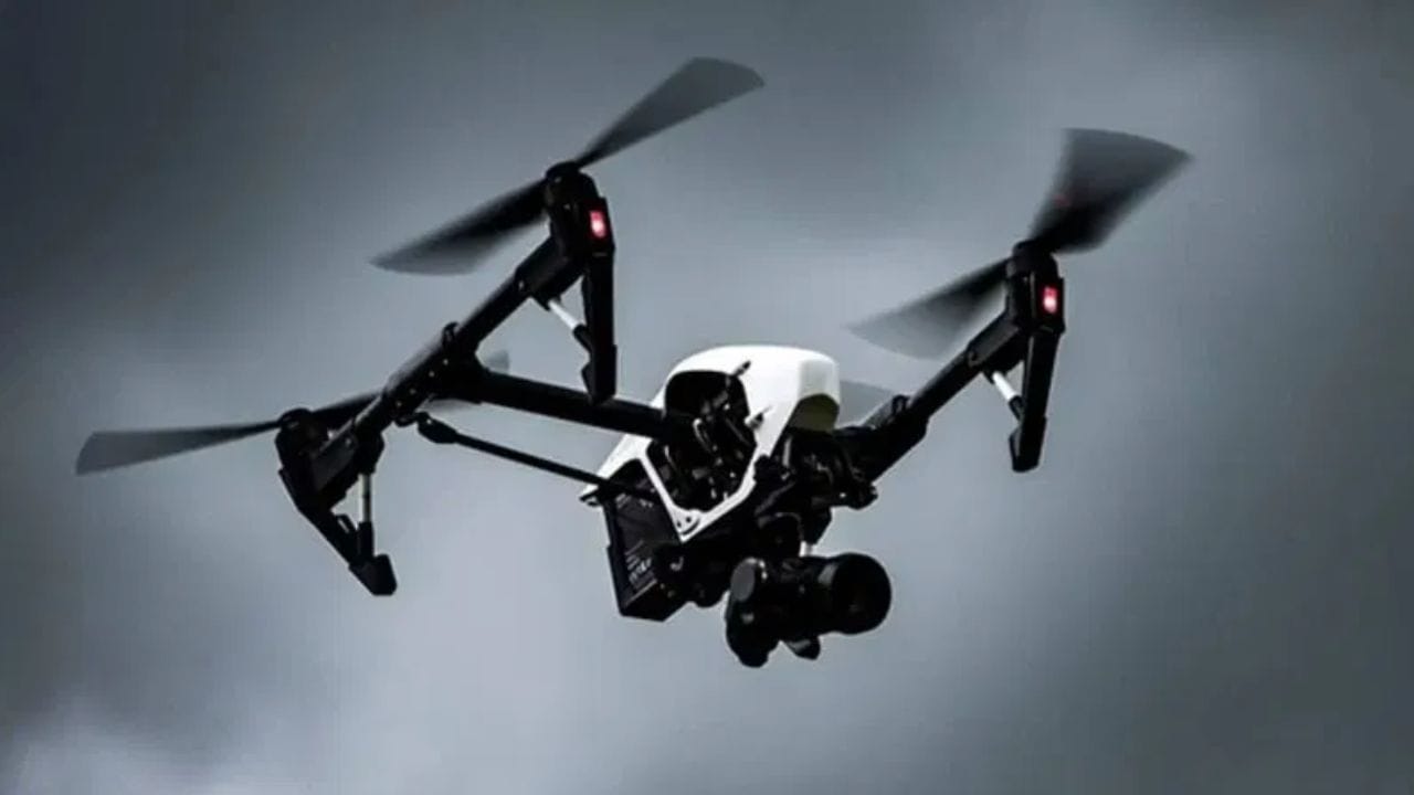 'મોડર્ન વોર'માં ડ્રોન મહત્વપૂર્ણ ભૂમિકા ભજવી રહ્યા છે. એક સમયે ફક્ત દેખરેખ માટે ઉપયોગમાં લેવાતા ડ્રોન હવે એક શક્તિશાળી સૈન્ય હથિયાર બની ગયા છે. ડ્રોનથી હવે હુમલા, જાસૂસી અને ખતરનાક મિશનને અંજામ આપી શકાય છે. રશિયા અને યુક્રેન વચ્ચે ચાલી રહેલ યુદ્ધમાં પણ ડ્રોનનો વધુ ઉપયોગ થયો છે. 