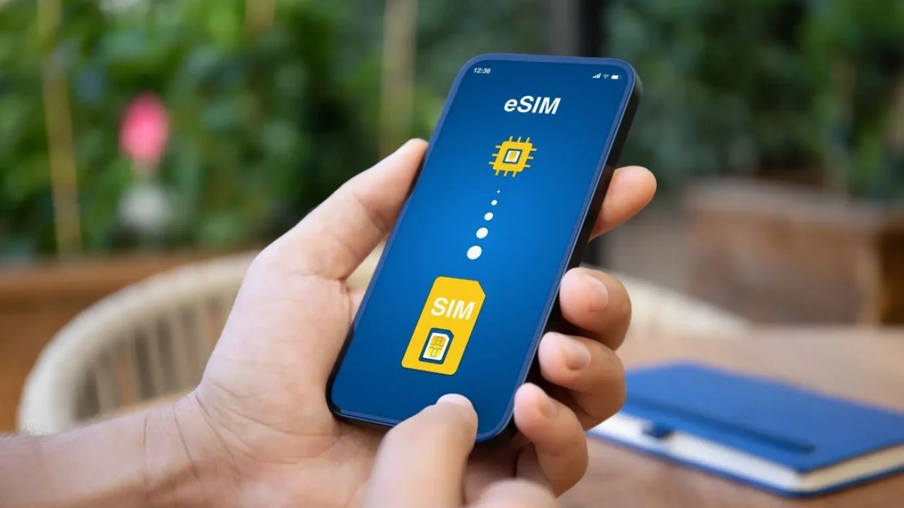 હવે e-SIMને એક્ટિવેટ કરવા માટે તમારે તમારા રજિસ્ટર્ડ ઇમેઇલમાં eSIM માટે QR કોડ પ્રાપ્ત થશે. તમારા ફોનની સેટિંગ્સમાં જાઓ અને "મોબાઇલ નેટવર્ક્સ" અથવા "સેવાઓ" પસંદ કરો અને "eSIM ઉમેરો" અથવા "eSIM ડાઉનલોડ કરો" પર ક્લિક કરો.