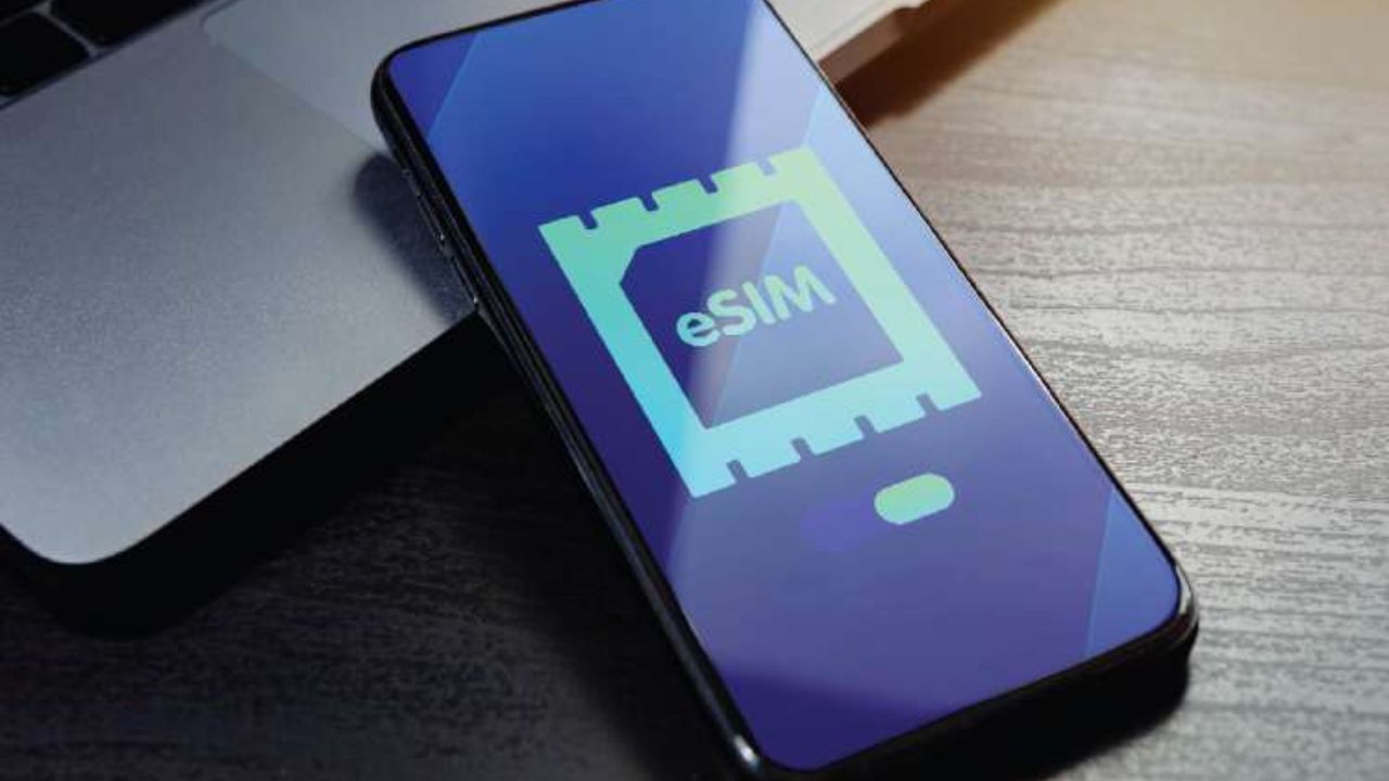 આ રીતે, તમે eSIM સાથે તમારા ફિઝિકલ સિમની બધી સુવિધાઓને ઍક્સેસ કરી શકો છો. ટ્રાઈના નિયમો અનુસાર, પહેલા 24 કલાક દરમિયાન, તમને કોઈ SMS મેસેજ પ્રાપ્ત થશે નહીં, કે તમે કોઈ SMS મેસેજ મોકલી શકશો નહીં. આ સિમ સ્વેપ છેતરપિંડી અટકાવવા માટે છે.