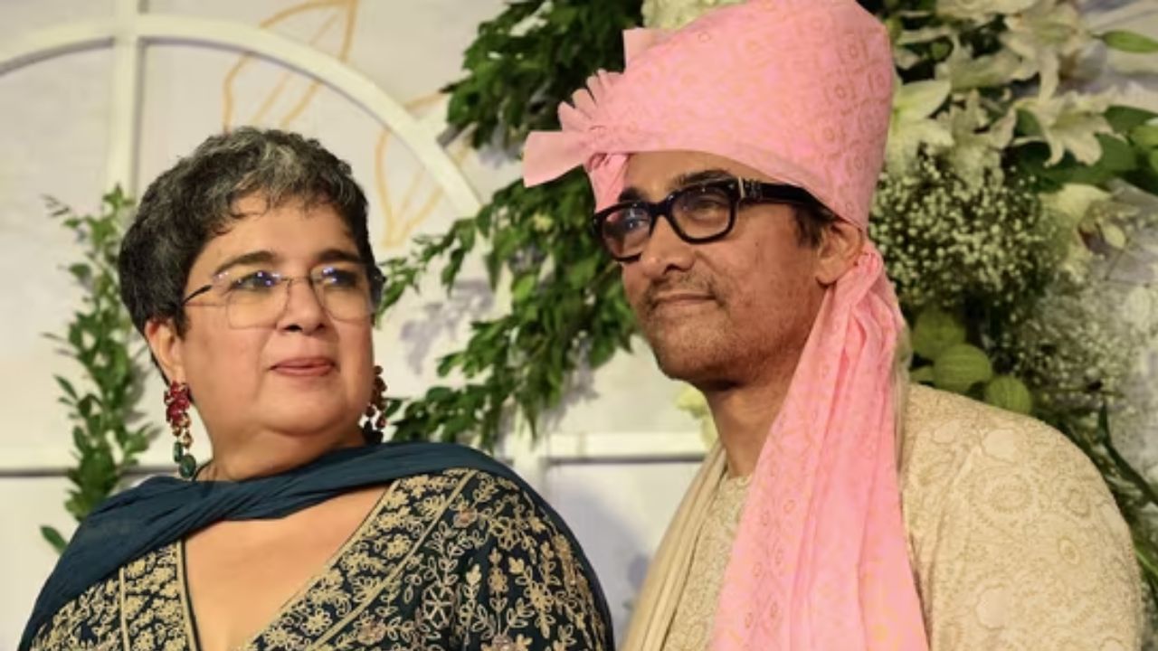 બોલિવૂડના મિસ્ટર પરફેક્શનિસ્ટ આમિર ખાને 2002માં પોતાની પહેલી પત્ની રીના દત્તાને છૂટાછેડા આપી દીધા હતા. બંનેના લગ્ન 16 વર્ષ પણ ટકી શક્યા નહીં. આમિર અને રીનાએ 1986માં લગ્ન કર્યા હતા. છૂટાછેડા દરમિયાન આમિરે રીના દત્તાને ભરણપોષણ તરીકે 50 કરોડ રૂપિયા આપવા પડ્યા હતા.