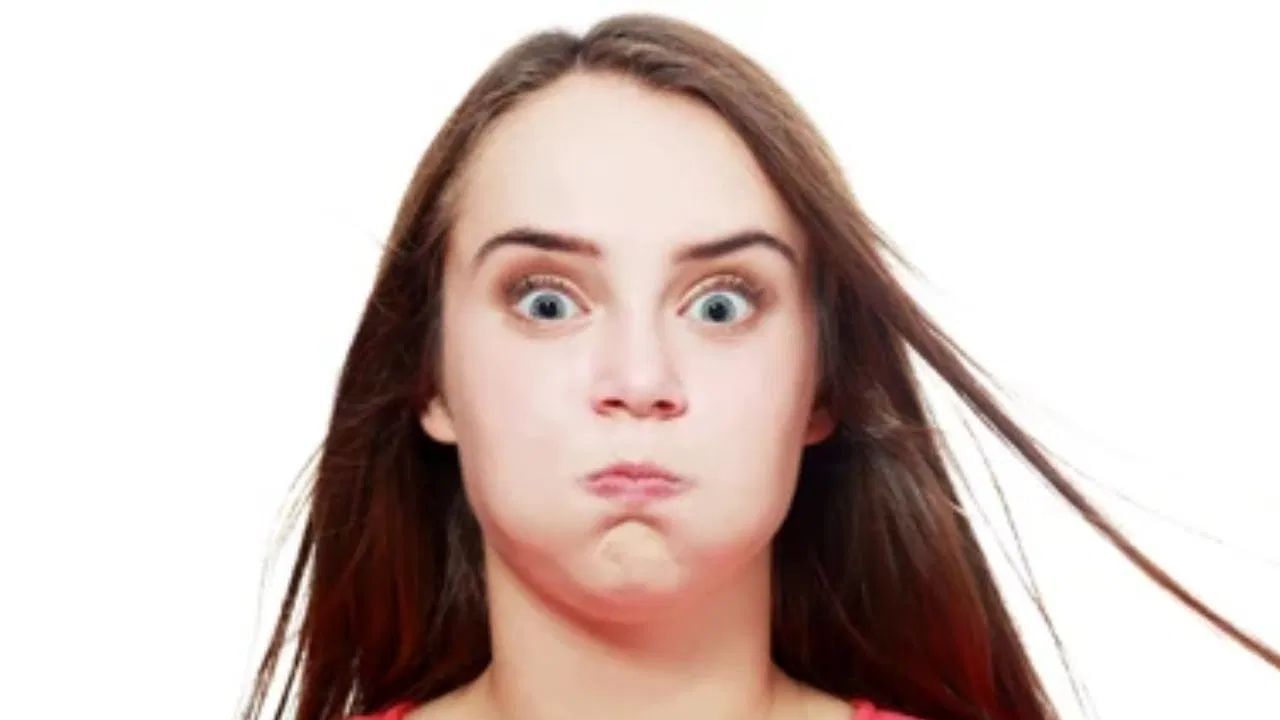 એલર્જી - ક્યારેક એલર્જી કે સાઇનસની સમસ્યાને કારણે પણ ચહેરો ફૂલી જાય છે. ધૂળ, પરાગ અથવા અમુક ખોરાકની એલર્જી તમારા ચહેરા પર સોજો લાવી શકે છે. જો તમને આ સમસ્યા વારંવાર અનુભવાય છે, તો ડૉક્ટરની સલાહ લો.