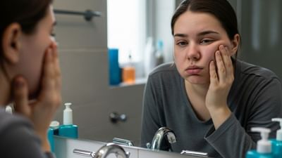 શું તમે ક્યારેય સવારે ઉઠીને અરીસામાં જોયું છે કે તમારો ચહેરો સોજો છે? ઘણા લોકો આ સમસ્યાનો અનુભવ કરે છે, પરંતુ થોડા લોકો તેની પાછળનું કારણ જાણતા નથી. આ સોજો દૂર થવામાં ઘણો સમય લે છે, જે તમારા ઘણા કાર્યોમાં અવરોધ લાવી શકે છે. તો, આજે આપણે સવારે ચહેરા પર સોજેલા આવવાના મુખ્ય કારણો જાણીશું.