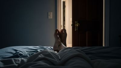 આપણી ઊંઘ અને આરામ ખૂબ જ મહત્વપૂર્ણ છે, પરંતુ શું તમે ક્યારેય ધ્યાન આપ્યું છે કે આપણે કઈ દિશામાં સૂઈએ છીએ?