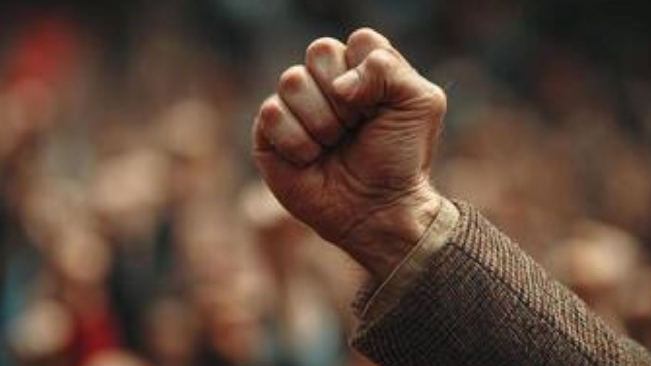 આ પ્રકારની મુઠ્ઠી શું કહે છે?: જો કોઈ વ્યક્તિ મુઠ્ઠી બનાવતી વખતે પોતાનો અંગૂઠો અંદરની તરફ અને બાકીની બધી આંગળીઓ બહારની તરફ રાખે છે, તો તે ખૂબ જ સર્જનાત્મક અને બુદ્ધિશાળી હોય છે. આવા વ્યક્તિઓ પોતાના કાર્યો સારી રીતે પૂર્ણ કરે છે. તેમને વધારે વાત કરવાનું પસંદ નથી, પરંતુ તેઓ સરળતાથી લોકો સાથે ભળી જાય છે.