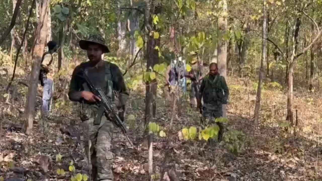 સુરક્ષા દળો સાથે એન્કાઉન્ટરમાં 10 નક્સલીઓ ઠાર, એક કરોડ રૂપિયાનું ઈનામ ધરાવતો કમાન્ડર પણ માર્યો ગયો