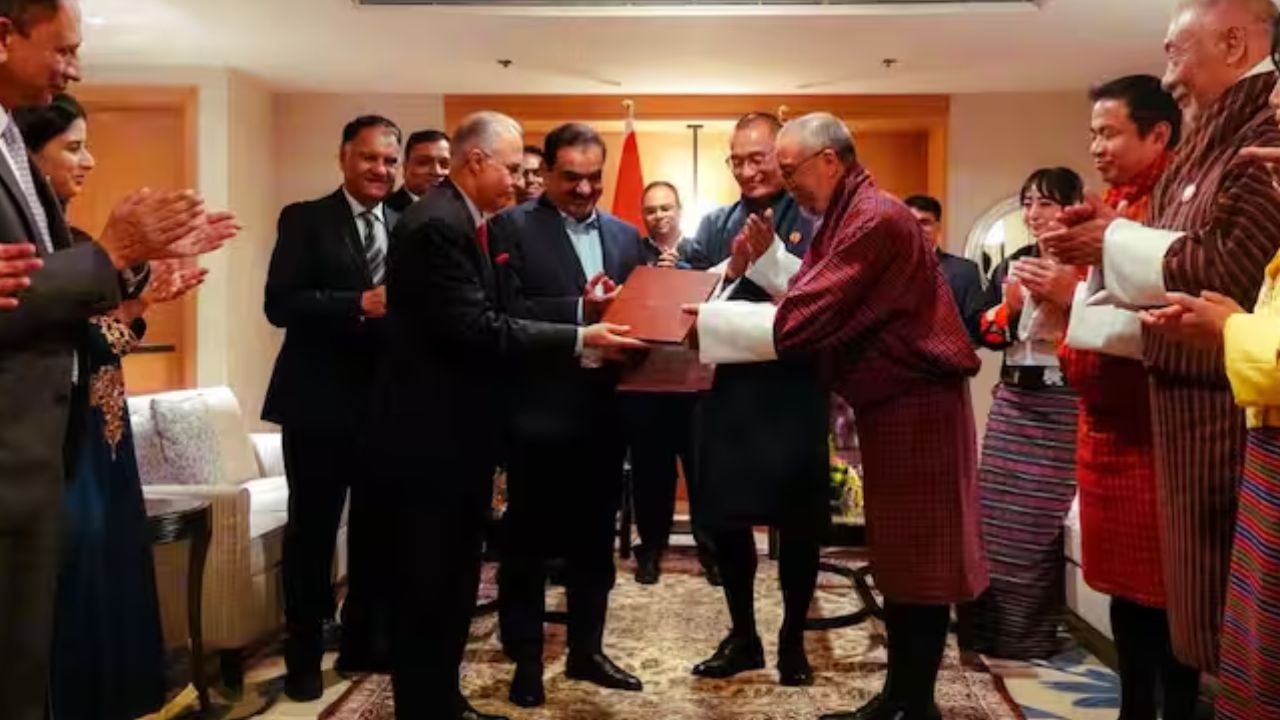 આ પ્રોજેક્ટમાં નવીનીકરણીય ઉર્જા પ્લાન્ટ અને સંબંધિત માળખાગત સુવિધાઓ માટે લગભગ 60 અબજ રૂપિયાનું રોકાણ હશે. વિગતવાર પ્રોજેક્ટ રિપોર્ટ તૈયાર કરવામાં આવ્યો છે અને 2026 ના પહેલા ભાગમાં બાંધકામ શરૂ થવાની ધારણા છે. તેને 5 વર્ષમાં પૂર્ણ કરવાનું લક્ષ્ય છે. અદાણી પાવરના સીઈઓ એસબી ખ્યાલીએ જણાવ્યું હતું કે ભૂતાન ટકાઉ વિકાસમાં વૈશ્વિક સ્તરે અગ્રણી છે. 