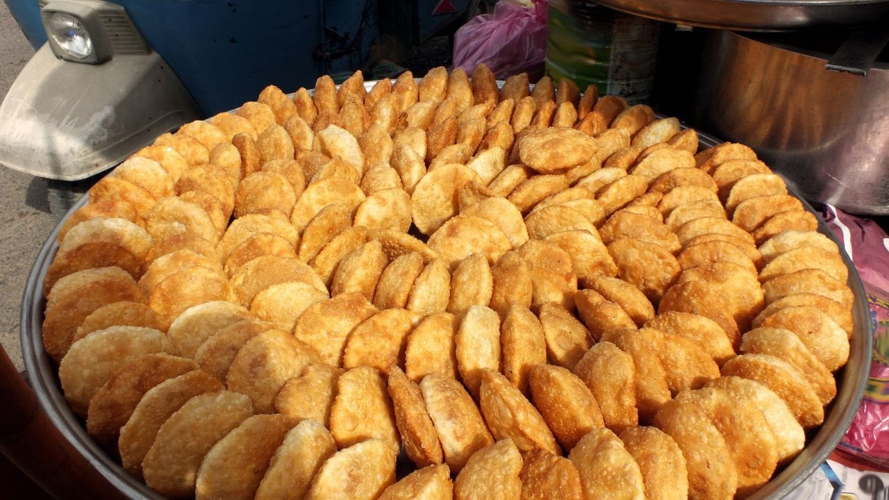 બિઝનેસ ચલાવવા માટે FSSAI લાઈસન્સ, શોપ એસ્ટેબ્લિશમેન્ટ લાઈસન્સ, GST રજીસ્ટ્રેશન (જરૂર પડે તો) અને લોકલ મ્યુનિસિપાલિટી પાસેથી NOC લેવું જરૂરી છે. કચોરી બનાવતી વખતે તાજો લોટ અને સારી ક્વોલિટીના મસાલાનો ઉપયોગ કરવો જોઈએ. મસાલા કચોરી અને ખસ્તા મગની દાળની કચોરી દરેક જગ્યાએ લોકપ્રિય બની છે.