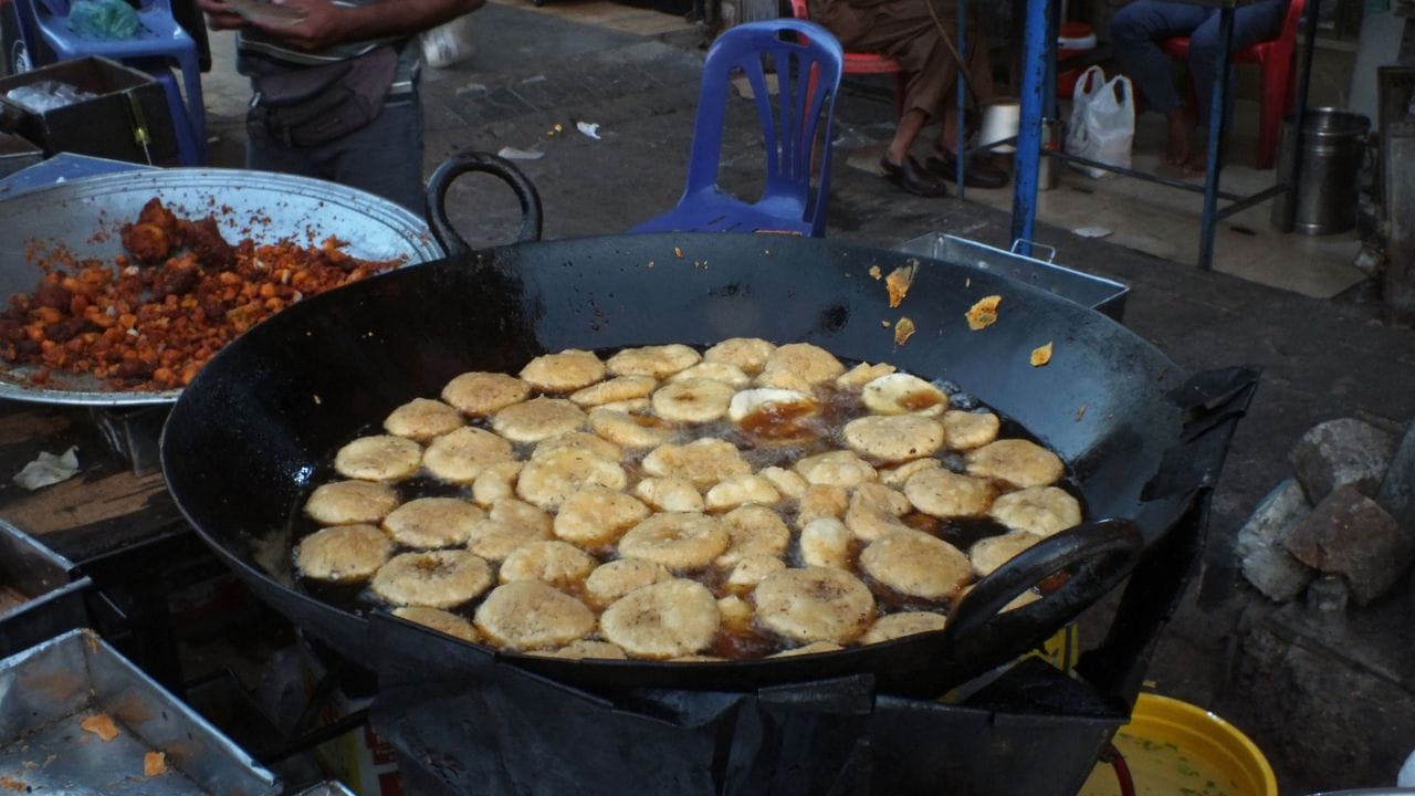 સામાન્ય રીતે આ બિઝનેસ લગભગ ₹15,000 થી ₹25,000 માં સેટ થઈ જાય છે, જેમાં ગેસ કે ચૂલો, કઢાઈ, મિક્સિંગ બાઉલ, વેઇંગ સ્કેલ, પેકેજિંગ મટિરિયલ (પ્લાસ્ટિક કે પેપર બેગ) વગેરેની જરૂર પડે છે.