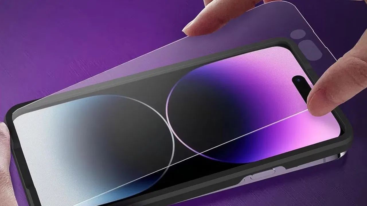 તમારે હંમેશા તમારા ફોન મોડેલના આધારે મૂળ અથવા બ્રાન્ડેડ ટેમ્પર્ડ ગ્લાસ ખરીદવો જોઈએ. જો તમારા ફોનમાં વક્ર ડિસ્પ્લે હોય, તો ફક્ત વક્ર ધાર અથવા 3D ગ્લાસ જ લગાવવી જોઈએ. આ ગ્લાસનો પારદર્શિતા દર ઓછામાં ઓછો 99 ટકા હોવો જોઈએ. આ ડિસ્પ્લેની તેજ અને રંગ ગુણવત્તા જાળવી રાખે છે. કાચ પણ મધ્યમ જાડા હોવો જોઈએ. 0.3 મીમીથી વધુ જાડા ટેમ્પર્ડ ગ્લાસ સ્પર્શને નકારાત્મક અસર કરી શકે છે. ટેમ્પર્ડ ગ્લાસ સ્થાનિક સ્ટોર્સમાંથી સસ્તા ભાવે ખરીદવાને બદલે વિશ્વસનીય બ્રાન્ડ અથવા પ્રતિષ્ઠિત સ્ટોરમાંથી ખરીદવો જોઈએ.