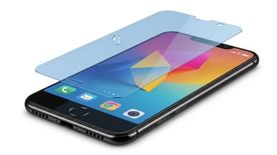 આજકાલ, દરેક વ્યક્તિ સ્માર્ટફોનનો ઉપયોગ કરે છે. લોકો ઘણીવાર તેમની સ્ક્રીનને સુરક્ષિત રાખવા માટે ટેમ્પર્ડ ગ્લાસ નાખતા હોય છે, પરંતુ તેમના મોબાઇલ ફોન પર ઘણા પૈસા ખર્ચ્યા પછી, ઘણા લોકો 50 થી 100 રૂપિયામાં સસ્તા ટેમ્પર્ડ ગ્લાસના શોખીન બને છે. જો તમે પણ સસ્તો ટેમ્પર્ડ ગ્લાસ નાખ્યો હોય, તો આ સમાચાર તમારા માટે ઉપયોગી થઈ શકે છે, કારણ કે સસ્તો ટેમ્પર્ડ ગ્લાસ તમારા મોબાઇલ ફોનને નુકસાન પહોંચાડી શકે છે. અમે સમજાવીશું કે સસ્તો ટેમ્પર્ડ ગ્લાસ તમારા ફોનને કેવી રીતે નુકસાન પહોંચાડી શકે છે અને તેને નાખતી વખતે શું ધ્યાનમાં લેવું.