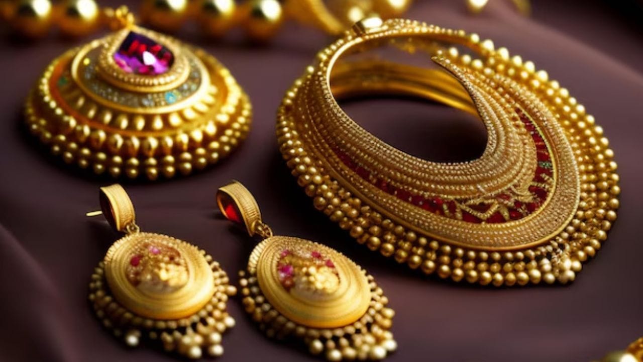 તહેવારોની મોસમ દરમિયાન સોનાની માંગ વધી રહી છે, ત્યારે કિંમતોમાં દરરોજ વધઘટ થાય છે. તેથી, જો તમે આ વખતે ઘરેણાં, સિક્કા અથવા બાર ખરીદવાનું આયોજન કરી રહ્યા છો, તો નવીનતમ દરો પર નજર રાખો અને ફક્ત હોલમાર્કવાળા દાગીના પસંદ કરો. આ તમારી મિલકત અને રોકાણ બંને માટે સૌથી સુરક્ષિત વિકલ્પ હશે.