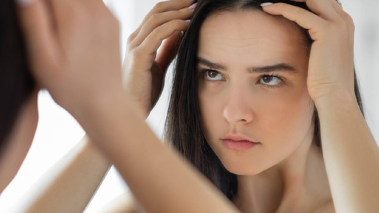 આરએમએલ હોસ્પિટલના ત્વચારોગ વિભાગના ડૉ. ભાવુક ધીરે જણાવ્યું હતું કે લાંબા સમય સુધી તણાવને કારણે વાળ ખરતા જોવા મળે છે. તેથી તણાવનું સંચાલન કરવું મહત્વપૂર્ણ છે. વાસ્તવમાં તણાવને કારણે વ્યક્તિના શરીરમાં ઘણા ફેરફારો જોવા મળે છે, જેના કારણે વાળ ખરવા લાગે છે.
