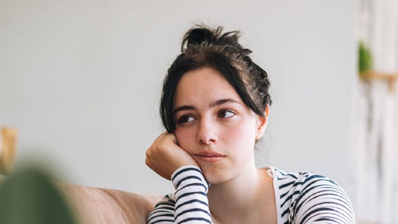 સારા માનસિક અને શારીરિક સ્વાસ્થ્ય જાળવવાની સાથે, ચમકતી ત્વચા અને સારા વાળ માટે તણાવનું સંચાલન પણ મહત્વપૂર્ણ છે. જેના માટે તમે કેટલીક પદ્ધતિઓ અપનાવી શકો છો. તણાવને નિયંત્રિત કરવા માટે દરરોજ 10 થી 15 મિનિટ માટે ધ્યાન અથવા શ્વાસ લેવાની તકનીકો અપનાવો. આ મનને શાંત કરશે અને ધ્યાન વધારશે.
