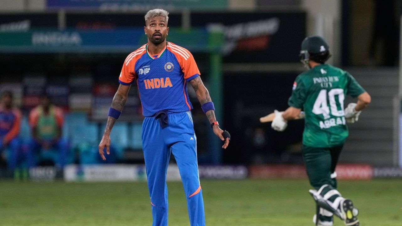 ભારતીય ટીમ માટે હાર્દિક પંડ્યા એક મોટું હથિયાર સાબિત થઈ શકે છે. તેનું પ્રદર્શન પાકિસ્તાન વિરુદ્ધ શાનદાર રહ્યું છે કહી શકાય કે પાડોશી ટીમ તેનાથી ખુબ ડરે છે. તે બોલ અને બેટ બંન્નેથી ધમાલ મચાવે છે.