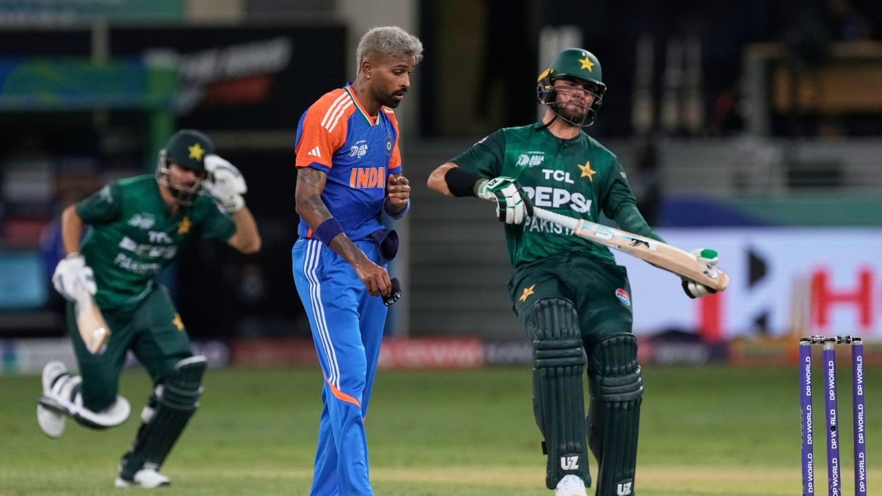 પંડ્યાએ પાકિસ્તાન વિરુદ્ધ ટી20 આંતરરાષ્ટીયમાં શાનદાર બેટિંગ કરી છે. તે ભારત તરફથી ક્રિકેટના સૌથી નાના ફોર્મેટમાં સૌથી વધારે વિકેટ લેનાર ખેલાડી છે. તેમણે પાકિસ્તાન સામે 7 મેચ રમી છે અને 14 વિકેટ લીધી છે. જ્યારે બંન્ને દેશ વચ્ચે ટી20 મેચ રમાઈ છે.હાર્દિક પંડ્યાએ હંમેશા વિકેટ લીધી છે.