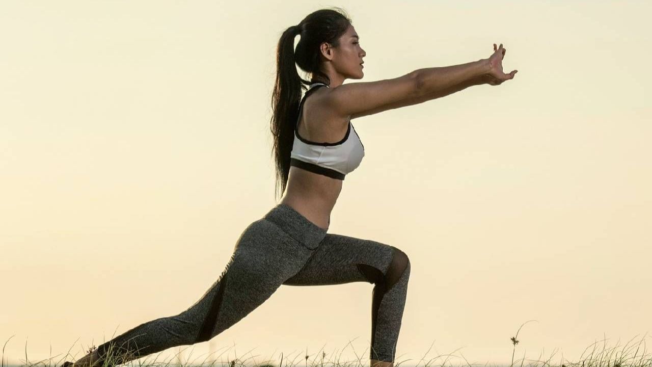 જ્યારે તમે કસરત કરો છો, ત્યારે તે શરીરમાં ખુશ હોર્મોન્સ એન્ડોર્ફિન મુક્ત કરે છે. આ હોર્મોન મૂડને સ્થિર રાખવામાં અને તેને સુધારવામાં મદદ કરે છે. તેથી તમે દરરોજ 20 થી 30 મિનિટ બહાર કાઢીને કસરત અથવા ચાલવા પણ કરી શકો છો. ઉપરાંત 7 થી 8 કલાકની ઊંઘ અને સંતુલિત આહાર પણ જરૂરી છે.
