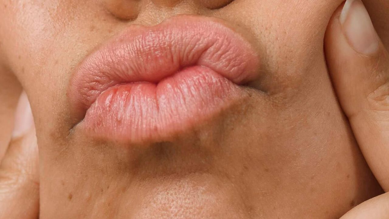 હોઠને નરમ અને ગુલાબી રાખવા માટે યોગ્ય કાળજી લેવી જરૂરી છે. કાળાશ ઘટાડવા માટે તમે વિટામિન E થી ભરપૂર લિપ બામ લગાવી શકો છો. ઘરમાં હાજર કુદરતી વસ્તુઓ જેમ કે લીંબુ, બીટરૂટ પણ હોઠને ગુલાબી રાખવામાં મદદરૂપ થાય છે. આ ઉપરાંત હોઠને મોઇશ્ચરાઇઝ કરવા જોઈએ. 
