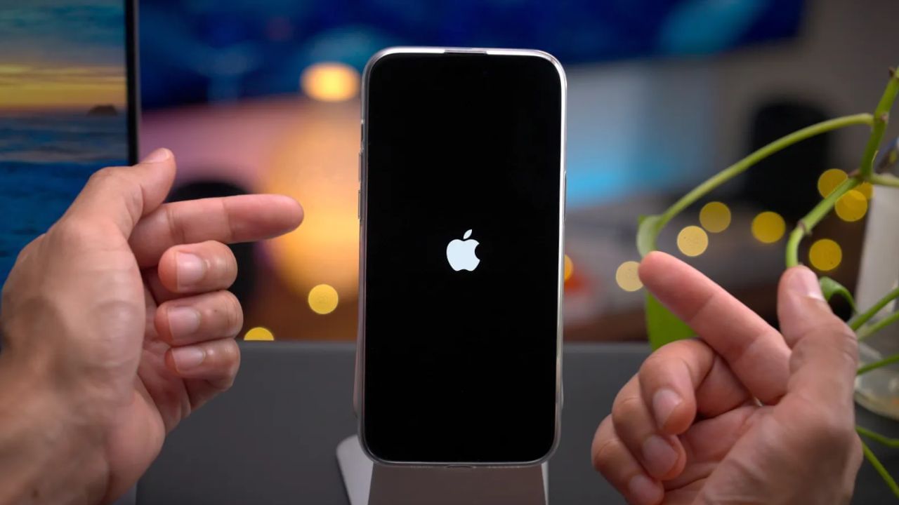 iOS બગ્સ અથવા આઉટડેટેડ સોફ્ટવેર: કેટલીકવાર, સોફ્ટવેર બગ્સ અથવા જૂના iOSને કારણે ઓવરહિટીંગ થાય છે. મોટા અપડેટ પછી બેકગ્રાઉન્ડ ઇન્ડેક્સીંગ પણ ઓવરહિટીંગનું કારણ બની શકે છે. હંમેશા તમારા iPhone ને નવા iOS વર્ઝન પર અપડેટ રાખો. જો ઓવરહિટીંગ ચાલુ રહે, તો સેટિંગ્સ રીસેટ કરો અથવા iTunes/Finder માંથી ક્લીન રીઇન્સ્ટોલ કરો.