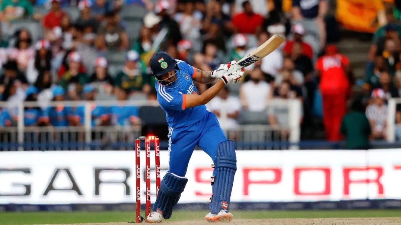 જ્યારે બેટ્સમેન બોલ રમવા જાય અને બેલેન્સ ગુમાવી પોતે જ સ્ટમ્પને ઉડાવી દે ત્યારે બેટ્સમેન હિટ વિકેટ ગણાય છે.