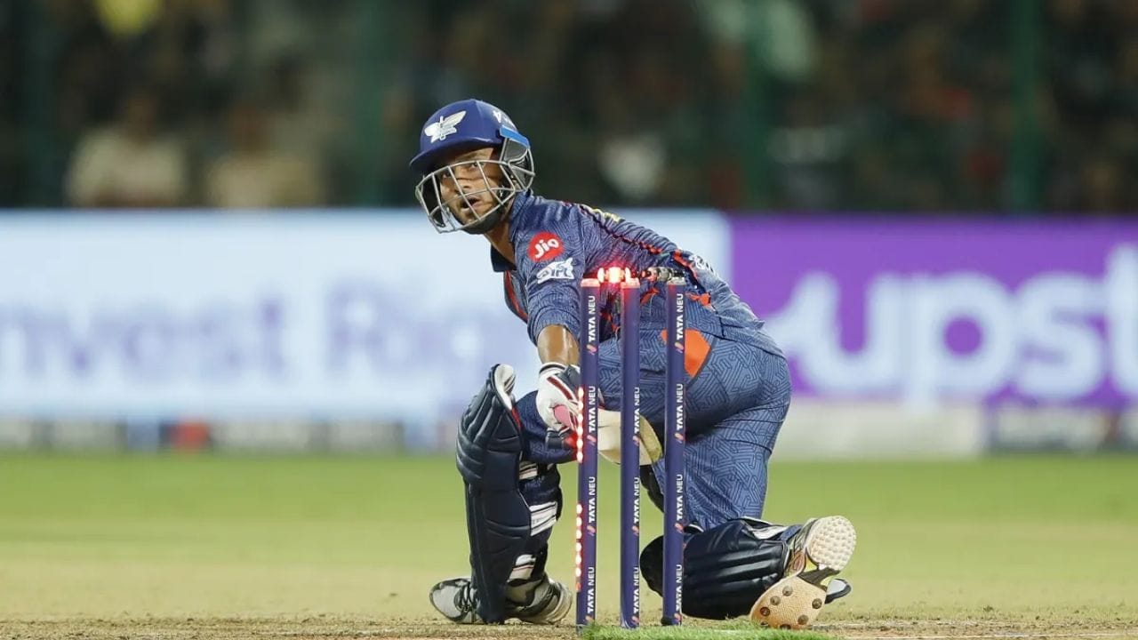 મેચમાં ચાલુ ઓવરમાં બેટિંગ દરમિયાન બેટ્સમેનનું બેટ, પેડ અથવા શરીર સ્ટમ્પને ટચ થાય અને બેલ્સ નીચે પડી જાય ત્યારે હિટ વિકેટ આઉટ ગણાય છે. 