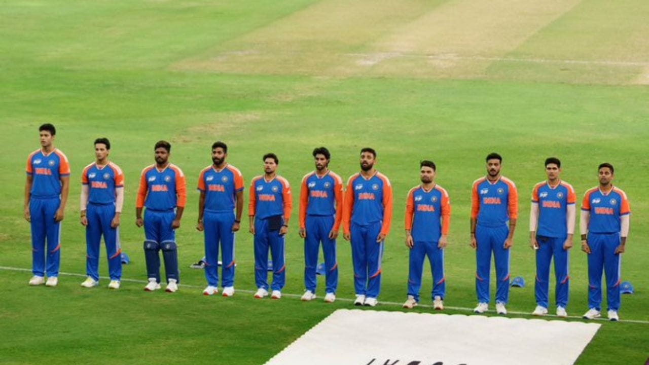 T20 એશિયા કપ 2025 ની ફાઇનલમાં પ્રથમ બેટિંગ કરતા પાકિસ્તાને 146 રન બનાવ્યા. સાહિબજાદા ફરહાન અને ફખર ઝમાનએ 84 રનની ભાગીદારી કરીને ટીમને મજબૂત શરૂઆત અપાવી. જોકે, તેમના આઉટ થયા પછી પાકિસ્તાનની બેટિંગ પડી ભાંગી અને ટીમ માત્ર 146 રનમાં ઓલઆઉટ થઈ ગઈ.