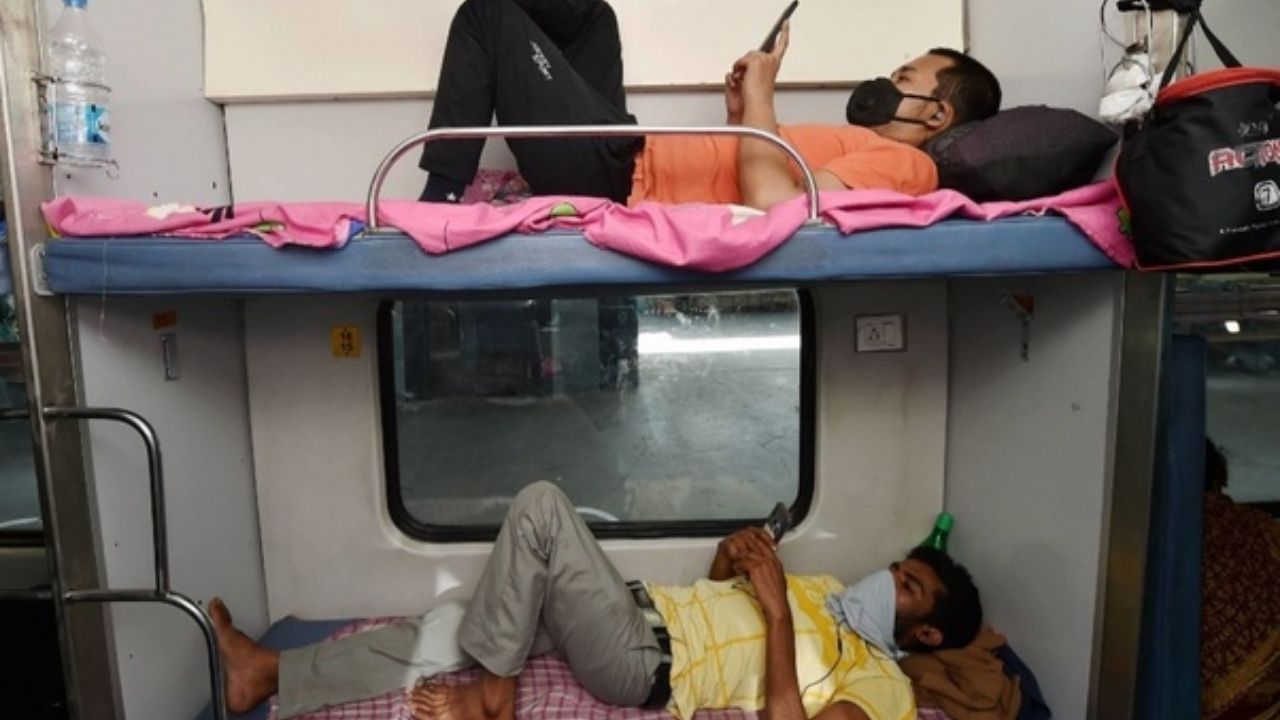 दिन के समय, अगर साइड लोअर बर्थ पर कोई आरएसी (रिजर्वेशन अगेंस्ट कैंसिलेशन) यात्री नहीं है, तो साइड अपर बर्थ वाला यात्री साइड लोअर बर्थ पर बैठ सकता है। लोअर बर्थ पर बैठे यात्री को साइड अपर बर्थ वाले यात्री को भी अपनी बर्थ पर बैठने देना होगा।