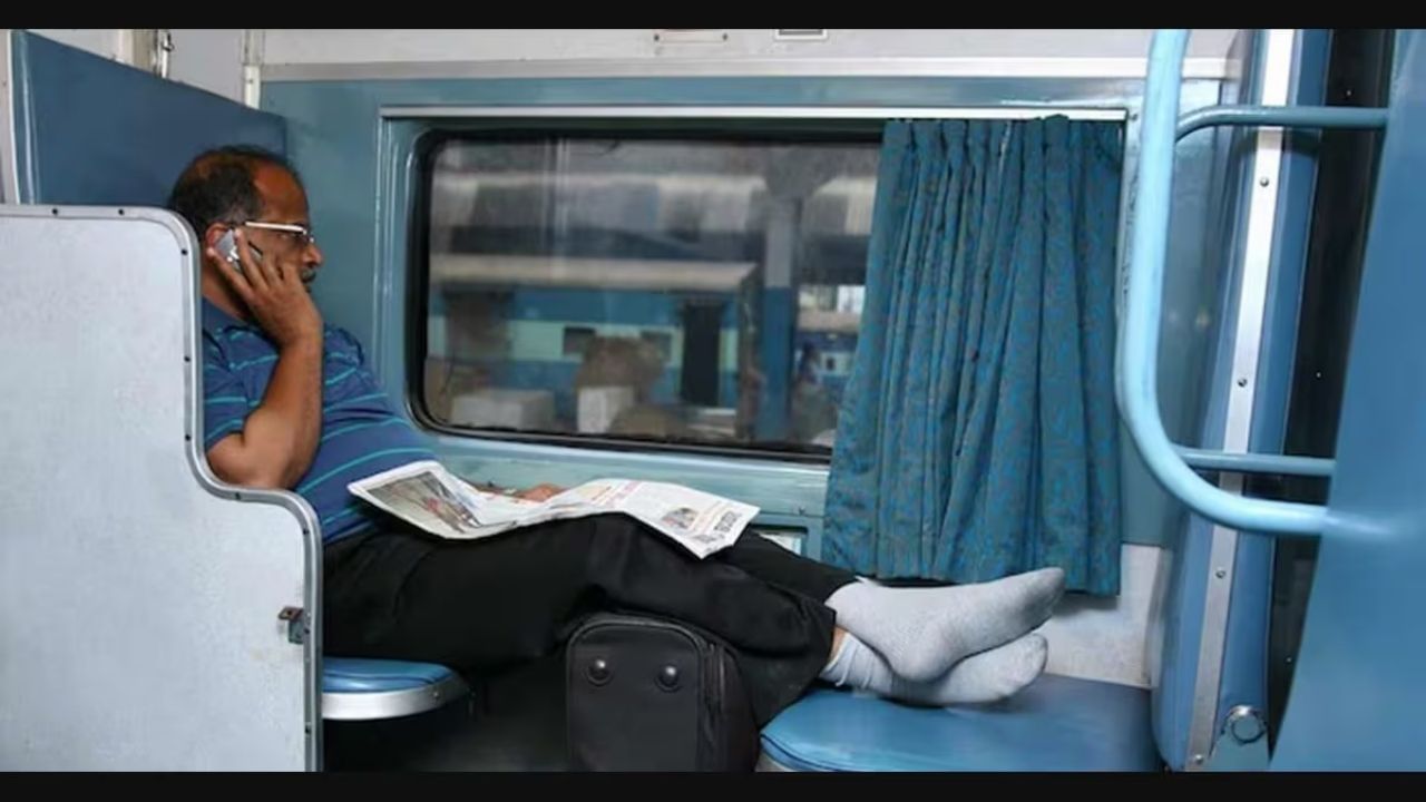 रात में, सभी यात्रियों को अपनी बर्थ पर सोने की अनुमति होती है। इसलिए, साइड अपर बर्थ पर बैठा यात्री रात में साइड लोअर बर्थ पर नहीं बैठ सकता।