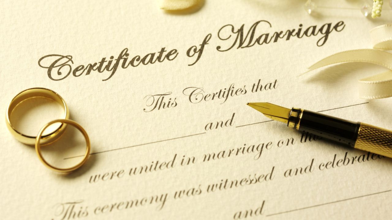 સ્ત્રીએ લગ્ન પછી પોતાના નામ સાથે પતિનું નામ કે તેનો સરનેમ ઉમેરવી જરૂરી છે. પરંતુ કાયદાકીય રીતે જોવામાં આવે તો આ એક મોટો ભ્રમ છે. કાયદો મહિલાને લગ્ન પછી પોતાની ઓળખ બદલવા માટે મજબૂર કરતો નથી. આ સંપૂર્ણપણે મહિલાની વ્યક્તિગત પસંદગી પર આધારિત છે.