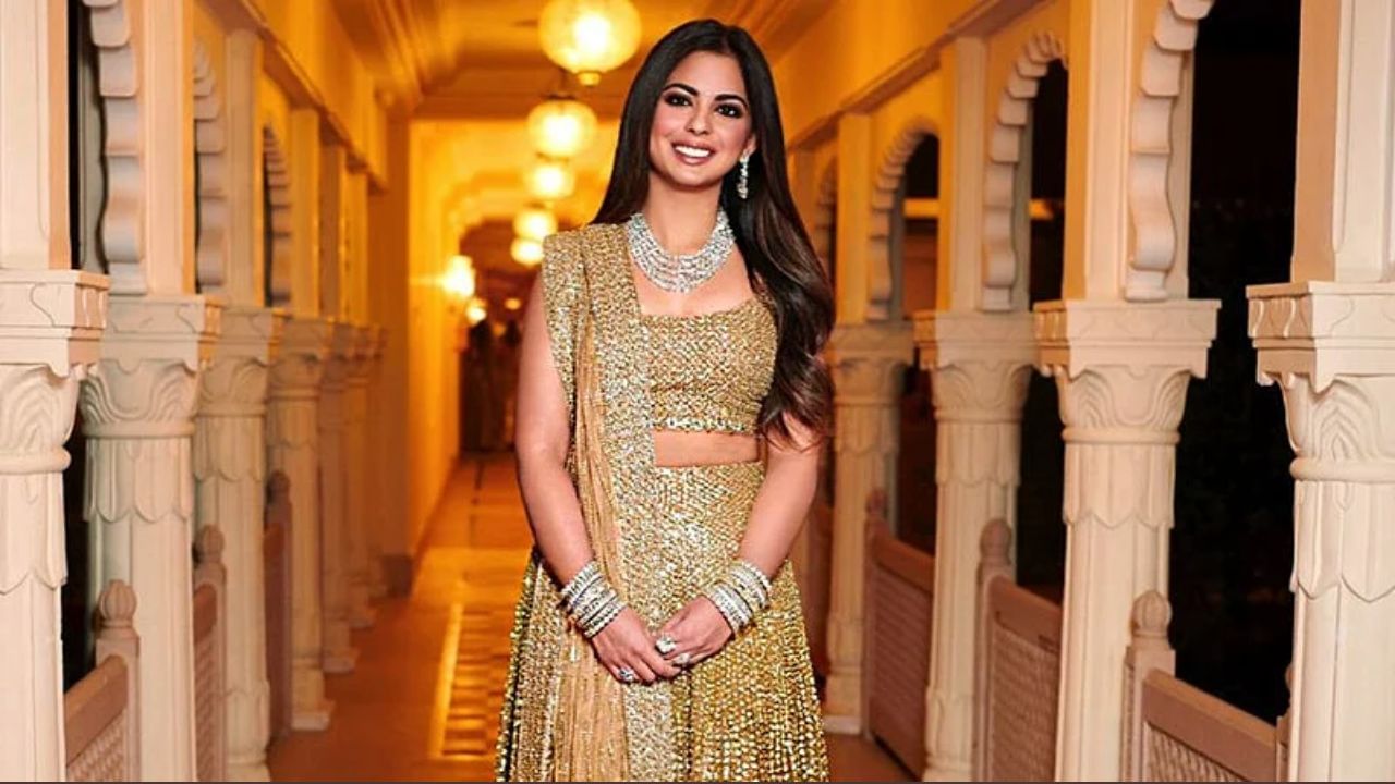 ઈશા ટ્રેડિશનલ અને વેસ્ટર્ન બંને પોશાકોમાં ખૂબ જ સુંદર લાગે છે.