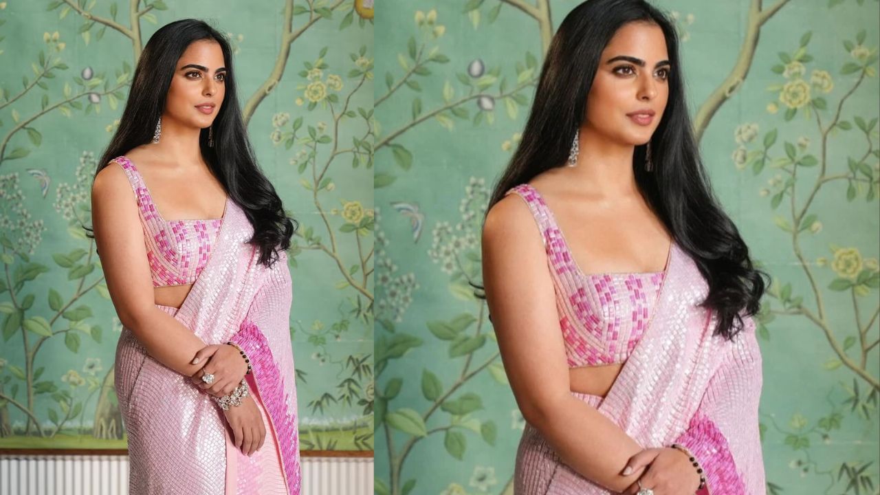 આ ફોટામાં, ઈશા ગુલાબી સાડી પહેરેલી જોવા મળે છે. સરળ એક્સેસરીઝ, નગ્ન મેકઅપ અને ખુલ્લા વાળ તેના લુકને ખૂબ જ આધુનિક ટચ આપે છે.