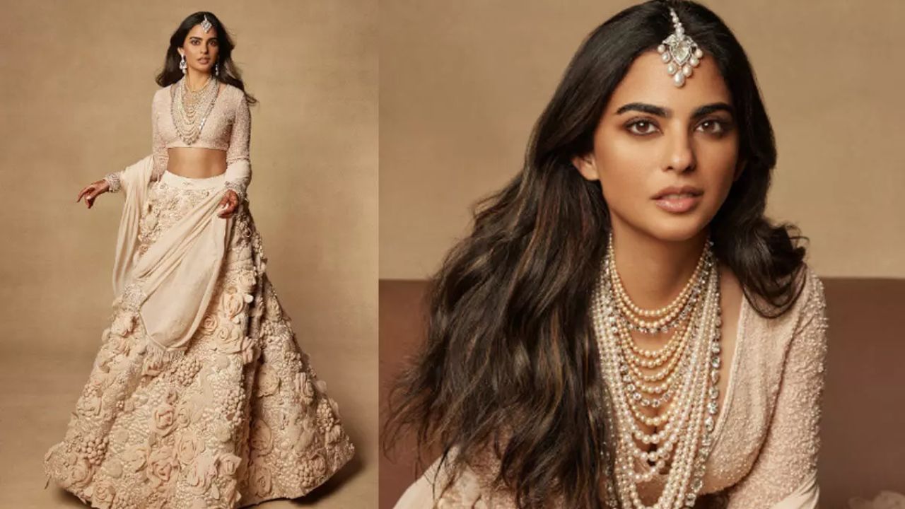 આ ફોટામાં, ઈશાએ પેસ્ટલ રંગનો લહેંગા પહેર્યો છે. બોલ્ડ મેકઅપ, ભારે ઘરેણાં અને કર્લી વાળ સાથે, ઈશા એકદમ સુંદર લાગે છે.