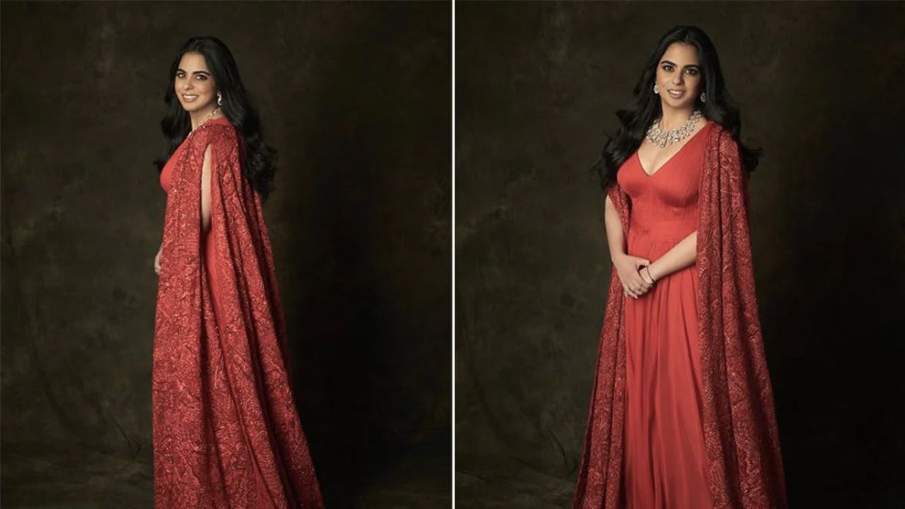 આ ફોટામાં, ઈશા લાલ કેપ-સ્ટાઈલના પોશાકમાં જોવા મળે છે. તેણે કોન્ટ્રાસ્ટિંગ જ્વેલરી અને વાળ ખુલ્લા રાખ્યા છે.