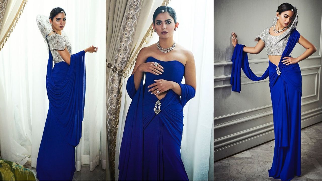 આ ફોટામાં, ઈશા બ્લ્યૂ અને સિલ્વર આઉટફિટમાં જોવા મળે છે. તેણે અનોખી ડિઝાઇનવાળું સિલ્વર બ્લાઉઝ પહેર્યું હતું, જેનાથી તેનો લુક વધુ સ્ટાઇલિશ અને ગ્લેમરસ બન્યો હતો. તેણે બન અને સિમ્પલ એસેસરીઝ સાથે લુક પૂર્ણ કર્યો હતો.